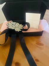 Charger l'image dans la galerie, Broche brodée fleur