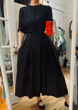 Load image into Gallery viewer, Jupe Signature, taffetas à plis creux-longueur midi, taille haute