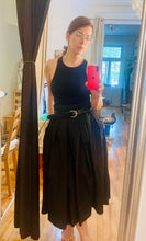 Load image into Gallery viewer, Jupe Signature, taffetas à plis creux-longueur midi, taille haute