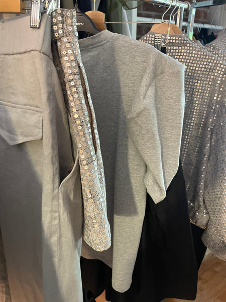 Pourquoi le design de vêtements créatif habille les femmes de façon unique?