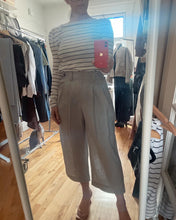 Load image into Gallery viewer, Pantalon Cos- lin 100%, taille haute, coupe élégante et décontractée, à plis, confection montréalaise, haut de gamme
