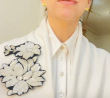 Load image into Gallery viewer, Broche brodée fleur
